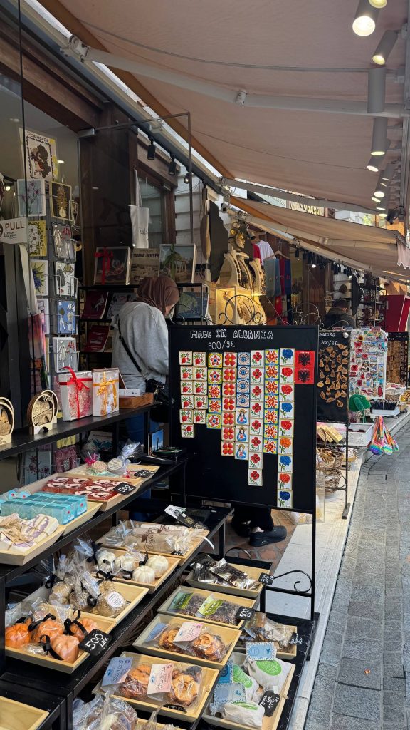 Einheimische Läden in Tirana