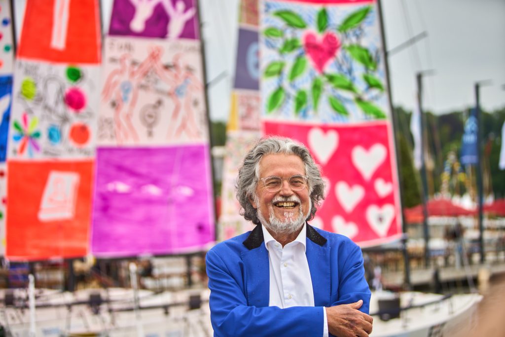 Stefan Szczesny vor seinen Segeln des UNESCO Projekts art4globalgoals, © Stefan Szczesny