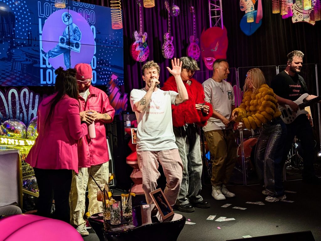 Schlussakkord – ein Moment der Gemeinschaft, © nhow Hotel