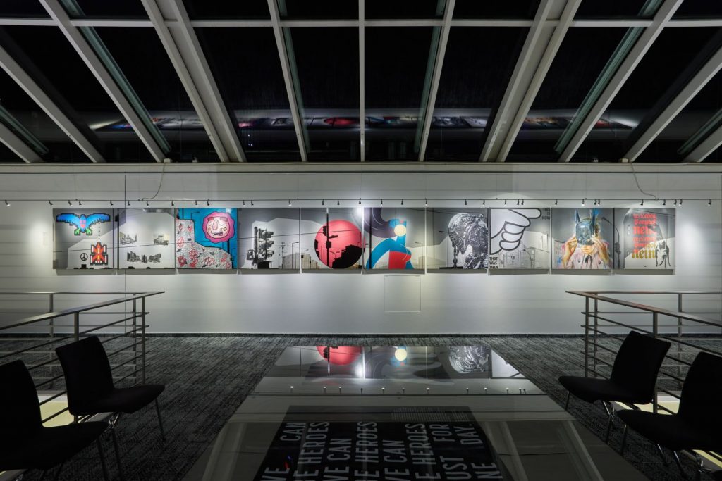 Zehn Künstler, zehn Holzpaneele, ein Format ›1QM-Artshow 2025‹ – von Christian Rothenhagen konzipiertes Projekt für kollektive Kunst, Foto: © Christian Rothenhagen