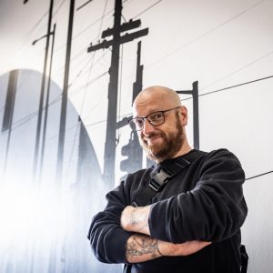 Christian Rothenhagen alias deerBLN im Dialog mit seiner künstlerischen Arbeit – internationale Gruppenschau THREE, Foto: © Christian Rothenhagen