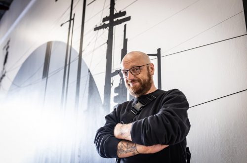 Christian Rothenhagen alias deerBLN im Dialog mit seiner künstlerischen Arbeit – internationale Gruppenschau THREE, Foto: © Christian Rothenhagen