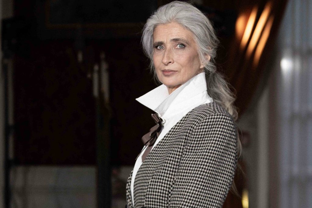 Anja Kossiwakis auf der Pariser Fashion Week by UFD – Runway-Debüt mit 57 Jahren. Foto: Mihael Vuzem