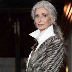 Anja Kossiwakis auf der Pariser Fashion Week by UFD – Runway-Debüt mit 57 Jahren. Foto: Mihael Vuzem