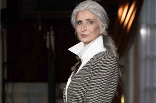 Anja Kossiwakis auf der Pariser Fashion Week by UFD – Runway-Debüt mit 57 Jahren. Foto: Mihael Vuzem