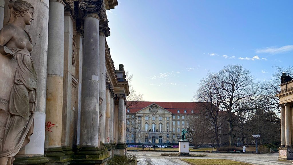 Schönebergs elegante Achse – frühklassizistische Entree zum Kleistpark. Foto: Jana Kwiatkowski