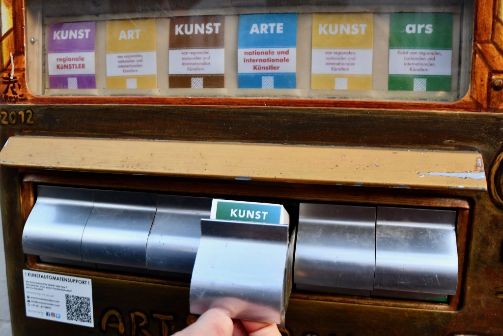 Kunst to go im Crellekiez – kleine Kunstwerke auf Knopfdruck. Foto: Jana Kwiatkowski