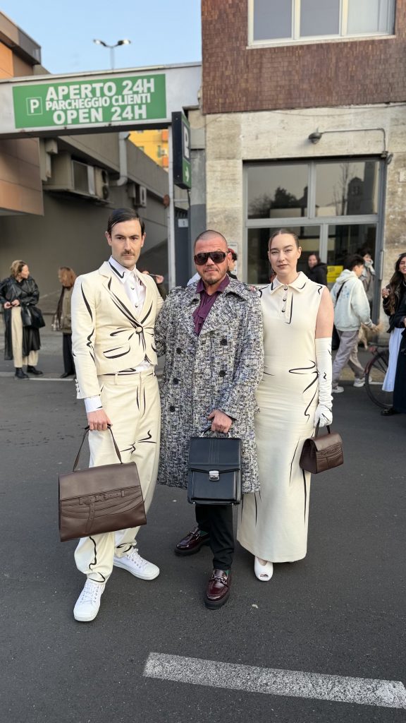 Creator-Duo Young Emperors gemeinsam mit Christian Breier vor der Show von Moschino, © Christian Breier