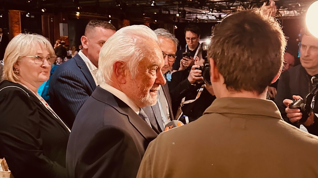 Direkt nach dem Klartext – Wolfgang Kubicki im Gespräch mit Mittelständlern und Journalisten. Foto: Jana Kwiatkowski