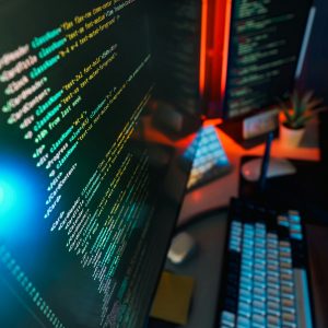 Code, Systeme, Verantwortung: NIS-2 verändert, wer im Ernstfall haftet. Foto: Jakub Zerdzicki / unsplash