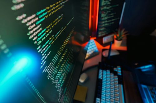 Code, Systeme, Verantwortung: NIS-2 verändert, wer im Ernstfall haftet. Foto: Jakub Zerdzicki / unsplash