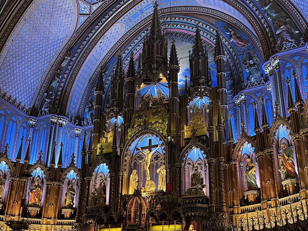 La Basilica Notre-Dame (Montréal) – der prachtvolle Hochaltar der Basilika zeigt im Zentrum die Kreuzigung Christi. Foto: Jana Kwiatkowski
