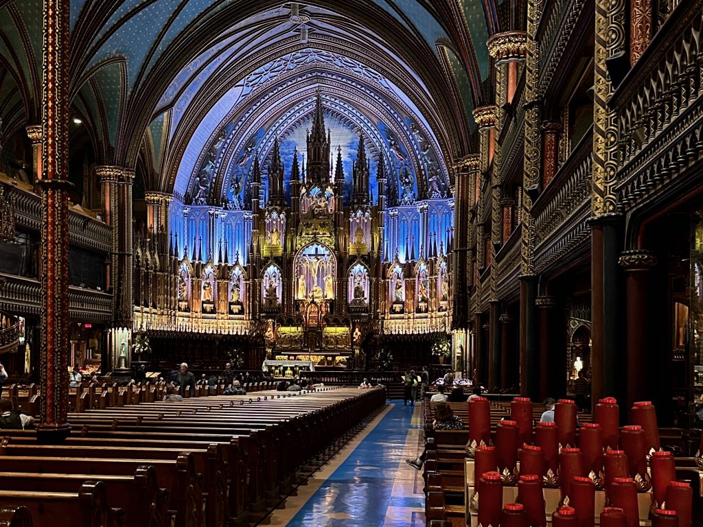 La Basilica Notre-Dame (Montréal) – die tiefblaue, mit goldenen Sternen übersäte Gewölbedecke der Basilika symbolisiert das Paradies. Foto: Jana Kwiatkowski