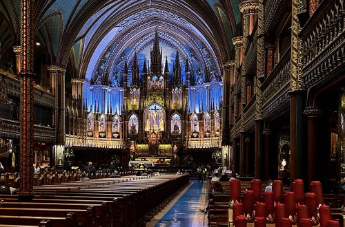 La Basilica Notre-Dame (Montréal) – die tiefblaue, mit goldenen Sternen übersäte Gewölbedecke der Basilika symbolisiert das Paradies. Foto: Jana Kwiatkowski