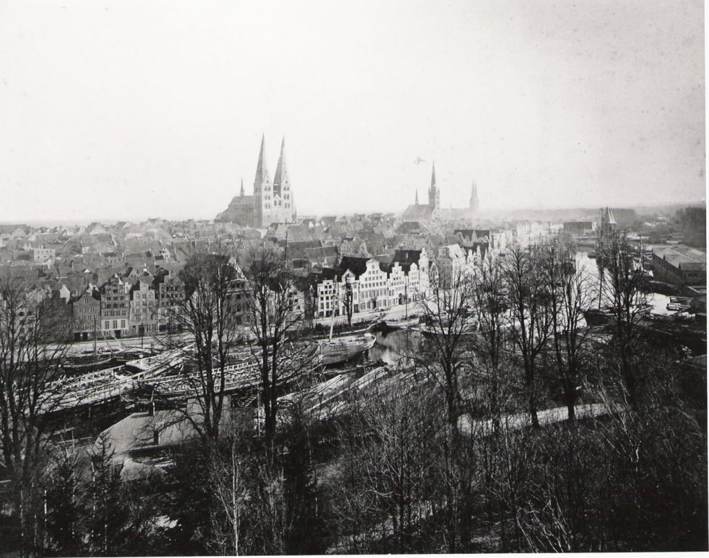 Lübeck um 1900 – zwischen Trave, Kirchtürmen und Kaufmannshäusern. © buddenbrockhaus