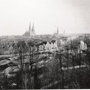 Lübeck um 1900 – zwischen Trave, Kirchtürmen und Kaufmannshäusern. © buddenbrockhaus