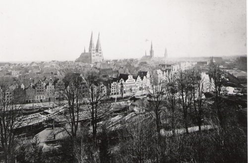 Lübeck um 1900 – zwischen Trave, Kirchtürmen und Kaufmannshäusern. © buddenbrockhaus