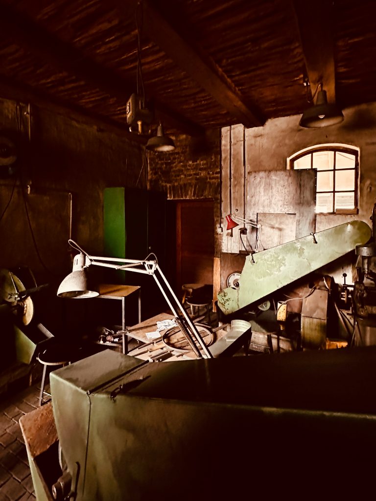 Der letzte Schliff: Mit Präzision und Geduld wird aus grober Schmiedearbeit feines Handwerk. Foto: Jana Kwiatkowski