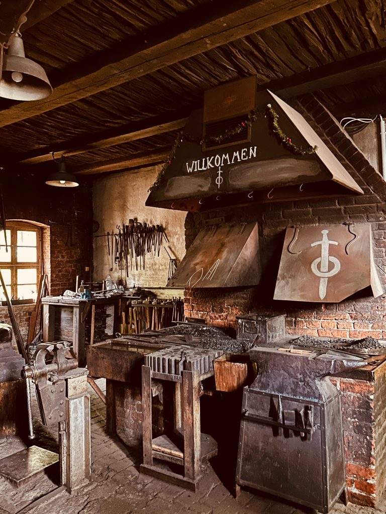 Feuer, Amboss, Handwerk: In der Rixdorfer Schmiede brennt die Esse noch wie seit Jahrhunderten. Foto: Jana Kwiatkowski