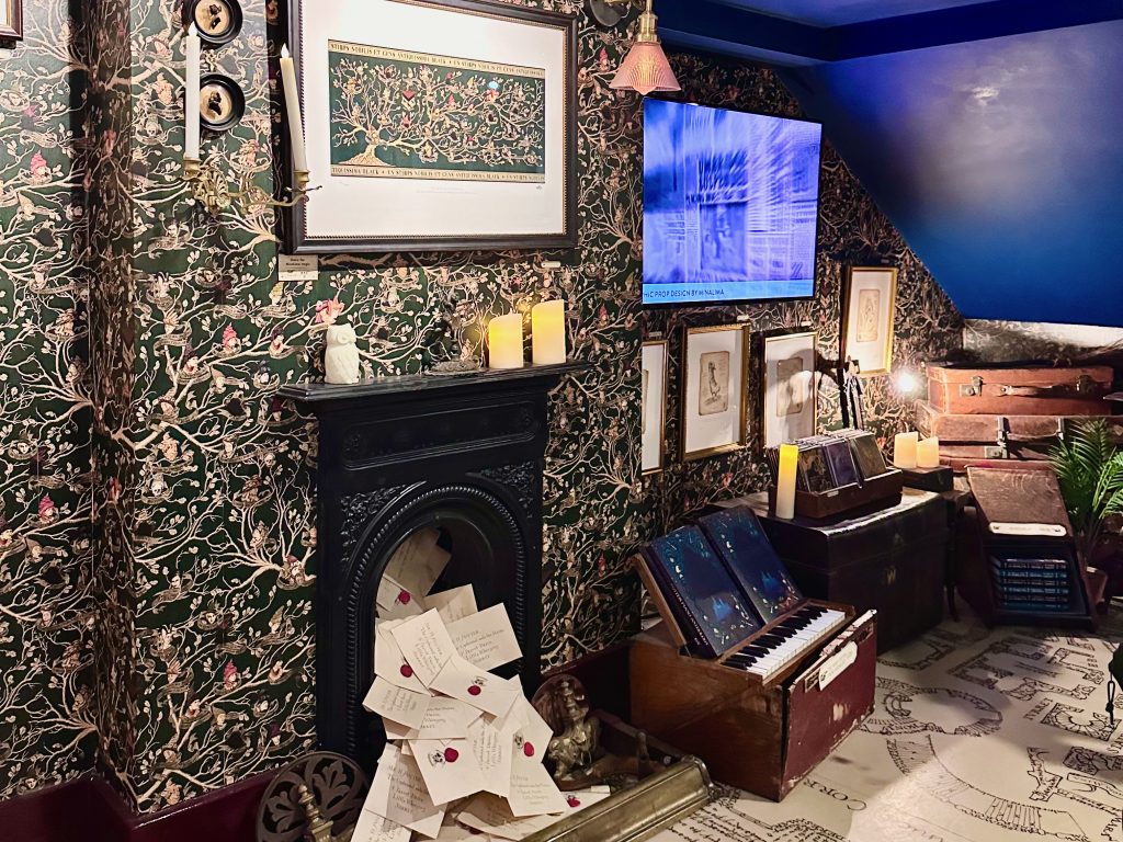 MinaLima gestaltete die visuelle Sprache der Harry-Potter-Filme und zeigt heute originale Grafiken und Requisiten. Foto: Jana Kwiatkowski