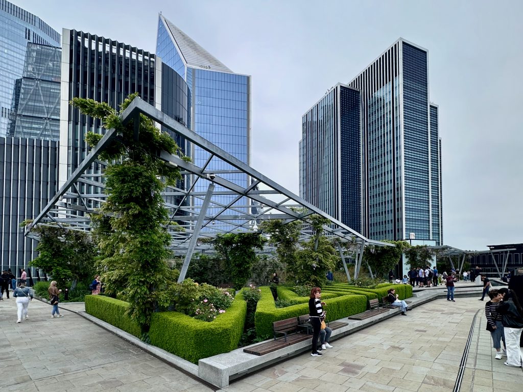 Über den Straßenschluchten: The Garden at 120 bietet im Finanzviertel echte Freiluft-Natur mit beeindruckender Skyline. Foto: Jana Kwiatkowski