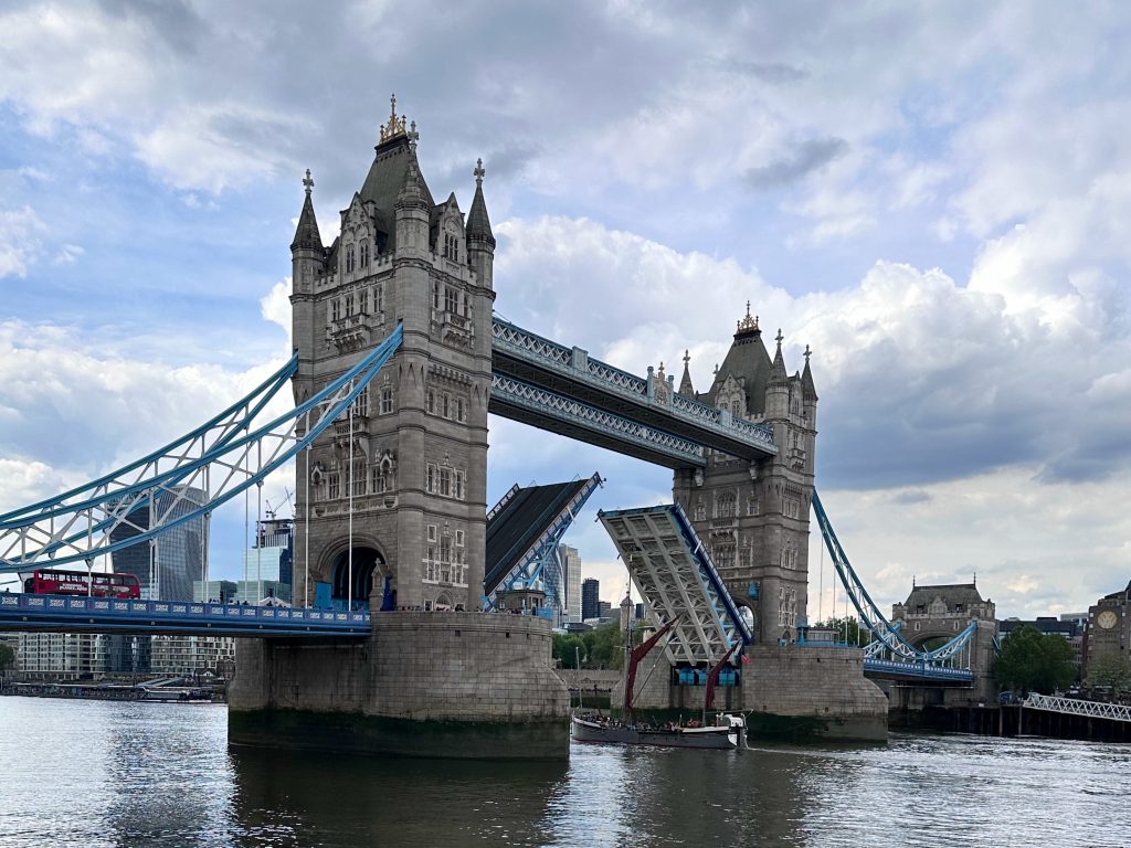 Die Tower Bridge öffnet ihre Klappen (historisches Baskülesystem) für den Schiffsverkehr durchschnittlich zwei- bis dreimal täglich. Foto: Jana Kwiatkowski