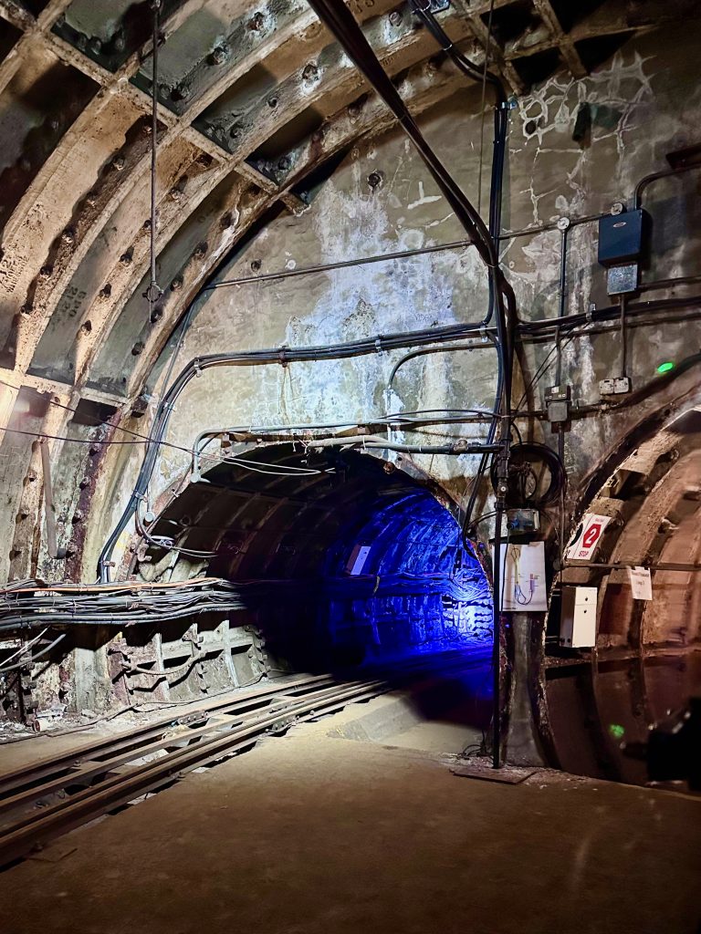 Post Office Railway: Blick in die Tunnelmünder der einstigen Post-U-Bahn. Foto: Jana Kwiatkowski
