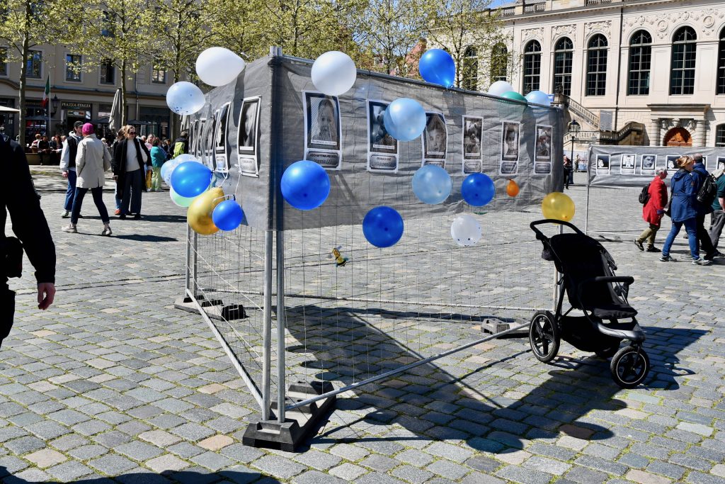 Die Kinder-Gedenkwand für Opfer bis zum 12. Lebensjahr setzt ein Zeichen für die Jüngsten. Die Installation ist ein Mahnmal für gewaltsam beendete Kindheiten. Foto: Jana Kwiatkowski