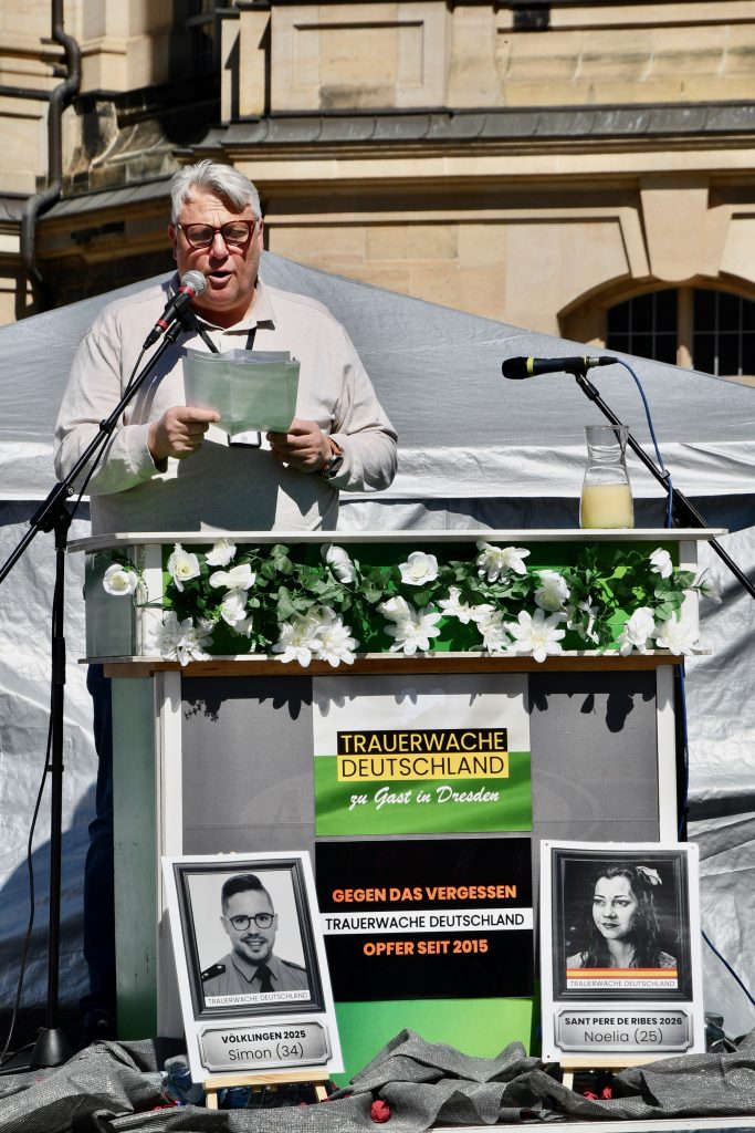 Michael Kyrath (links) und Waldemar Hartmann (rechts) „150 Namen auf der Liste der Opfer, die wir heute hier beklagen. All diese Taten wurden in den Medien meist nur als regionale Einzelfälle behandelt“. Foto: Jana Kwiatkowski