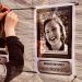 Vor der Dresdner Frauenkirche wurden sieben Stellwände aufgestellt mit den Fotos von Terroropfern. Darunter auch das von Ann-Marie (†17), der Tochter von Michael Kyrath. Foto: Jana Kwiatkowski