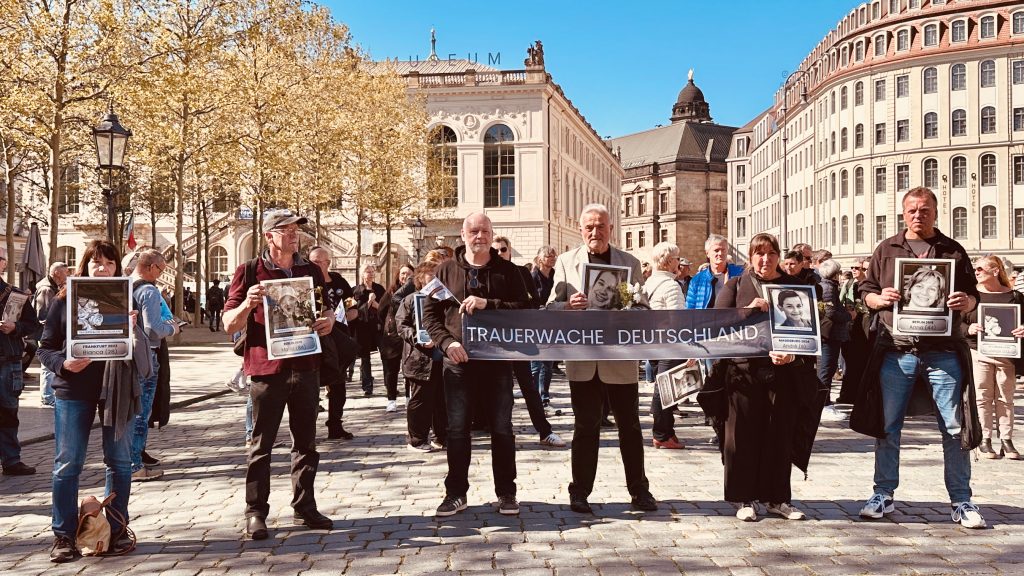 Angehörige der Opfer und solidarische Unterstützer gedenken bei einer Trauerwache mit Fotos der Verstorbenen. Jedes Foto steht für ein Leben und eine Lücke. Foto: Jana Kwiatkowski