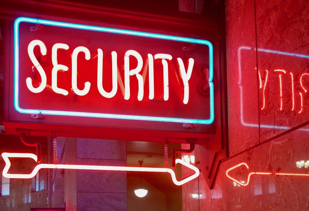 In der Cybersecurity entscheidet der Blick in beide Richtungen – Schutz nach außen und nach innen. (Symbolbild) Foto: Peter Conrad / Unsplash
