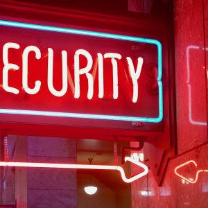 In der Cybersecurity entscheidet der Blick in beide Richtungen – Schutz nach außen und nach innen. (Symbolbild) Foto: Peter Conrad / Unsplash