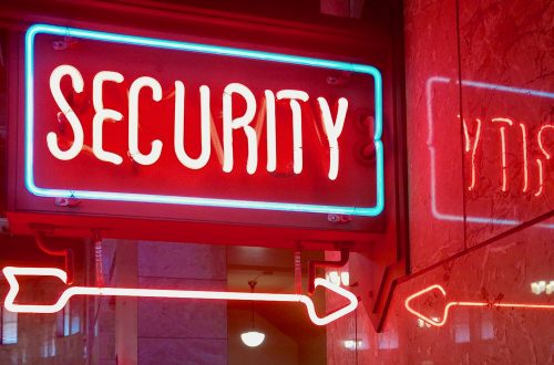 In der Cybersecurity entscheidet der Blick in beide Richtungen – Schutz nach außen und nach innen. (Symbolbild) Foto: Peter Conrad / Unsplash