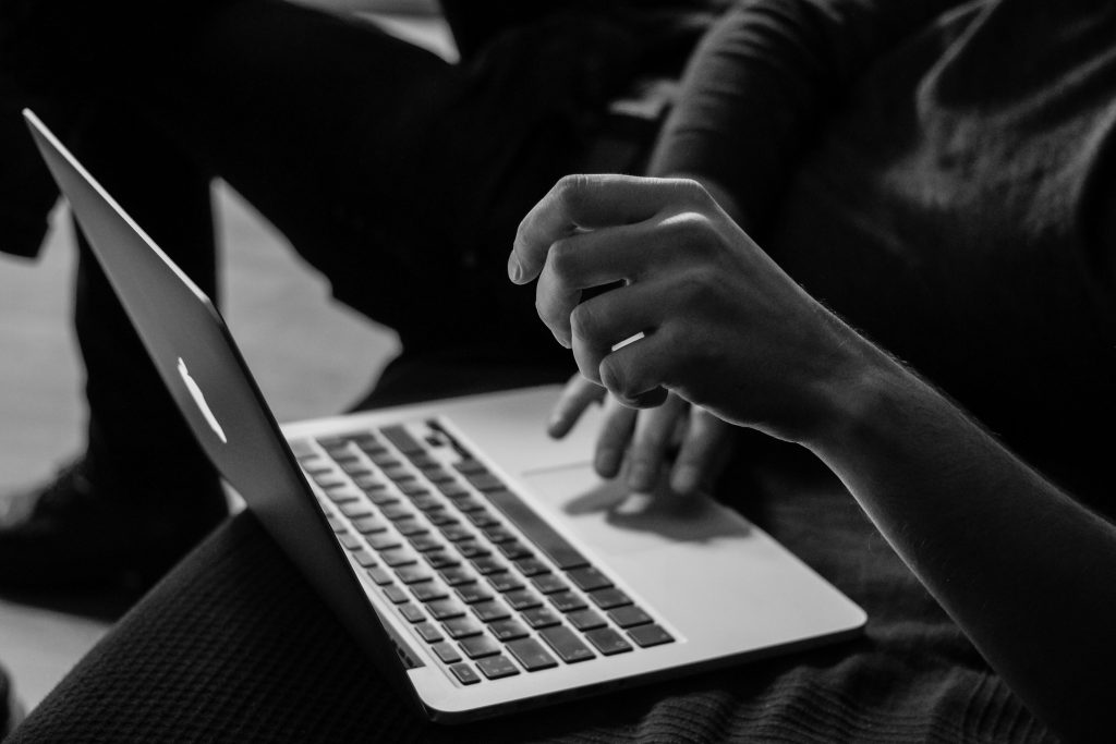 Der Moment, in dem Cybersecurity entschieden wird: Prüfen oder Vertrauen? (Symbolbild) Foto: Sergey Zolkin / Unsplash