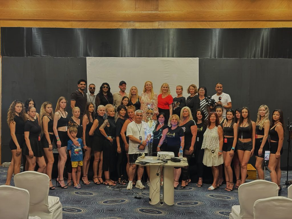 Organisatorin Andreea Cormier-Wacker gemeinsam mit dem Offiziellen Botschafter der Sharm El Sheikh Fashion Week Christian Breier sowie Partnern, Models und Unterstützer-Team. Foto: Tunde Irina Serban