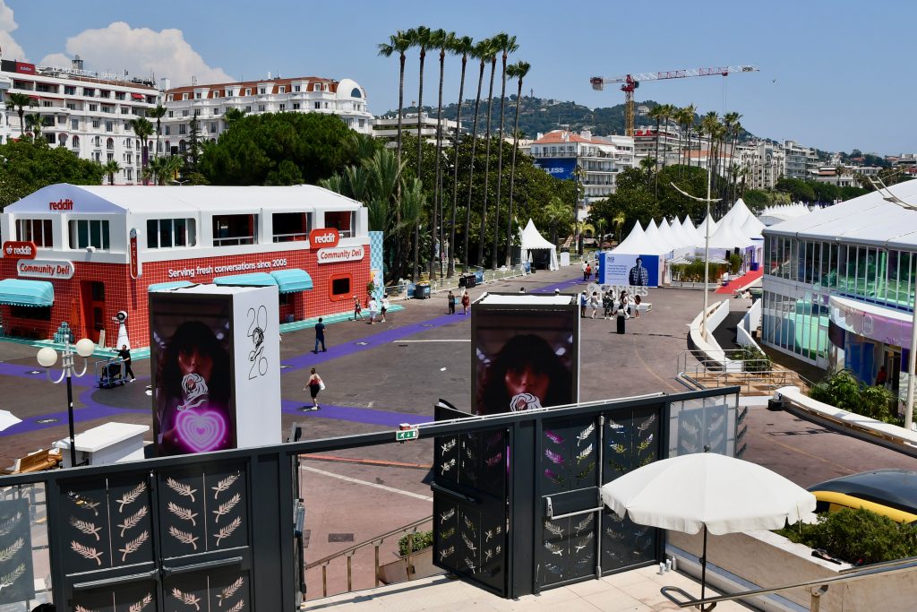 Ausblick vom Palais des Festivals auf die Festivalzelte, Eventflächen und die Croisette während der Cannes Lions 2026. Foto: Jana Kwiatkowski