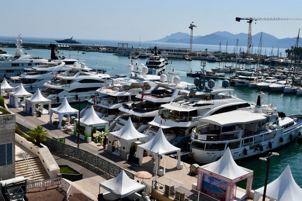 Networking und Glamour direkt am Wasser – exklusive Empfangszelte und Luxusyachten der Cannes Lions 2026. Foto: Jana Kwiatkowski