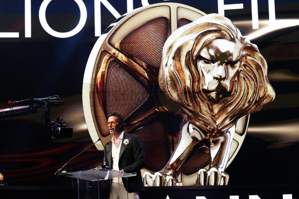 Höhepunkt der Abschlussgala: Pelle Sjoenell, Jury President Film Lions, bei der Preisverleihung am 26. Juni 2026. Foto: © Marian Brannelly / Cannes Lions