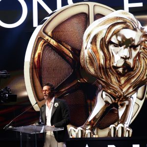 Höhepunkt der Abschlussgala: Pelle Sjoenell, Jury President Film Lions, bei der Preisverleihung am 26. Juni 2026. Foto: © Marian Brannelly / Cannes Lions
