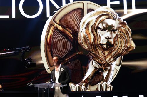 Höhepunkt der Abschlussgala: Pelle Sjoenell, Jury President Film Lions, bei der Preisverleihung am 26. Juni 2026. Foto: © Marian Brannelly / Cannes Lions