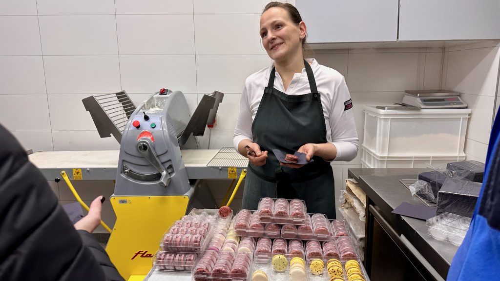 Pâtissière Anna Plagens mit Macarons in ihrer Backstube bei der Langen Nacht der Manufakturen
