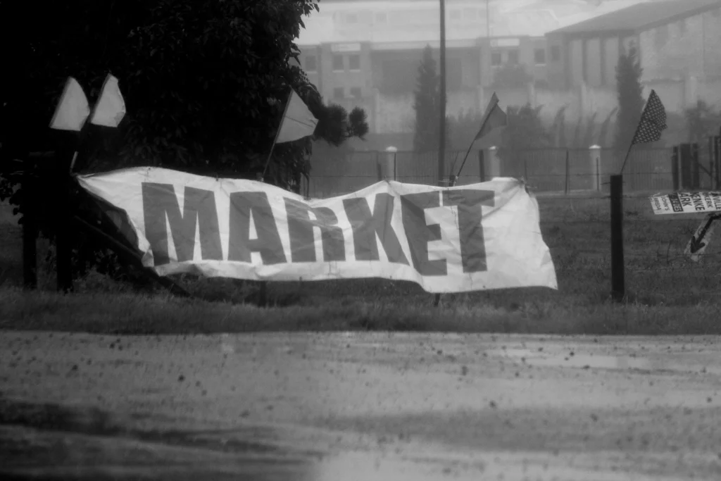 Wehendes Market-Banner: Wer dem Markt nur hinterherläuft, ist fremdbestimmt.