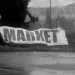 Wehendes Market-Banner: Wer dem Markt nur hinterherläuft, ist fremdbestimmt.